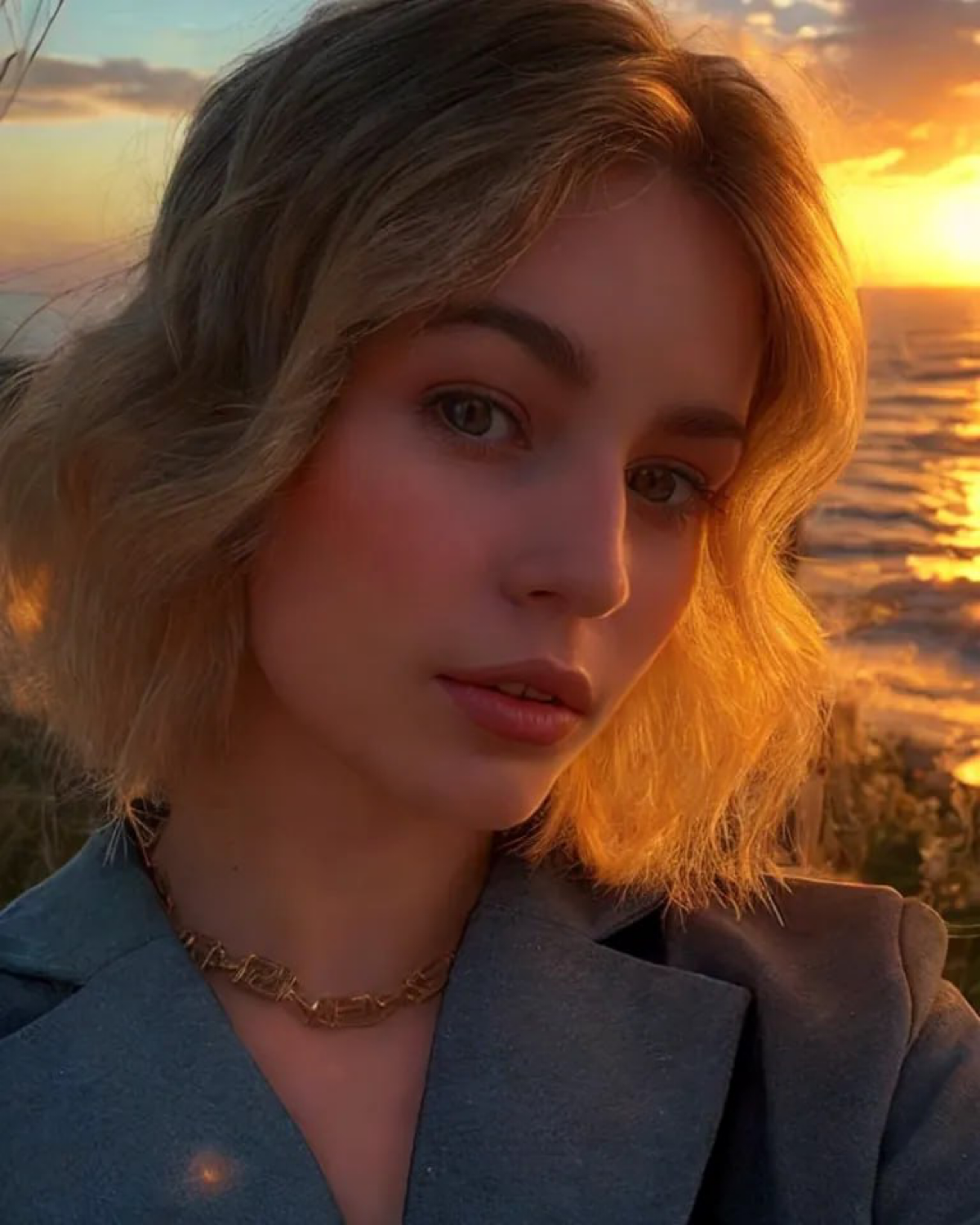 IC-Light
Нейронка отлично справляется с настройкой освещения. Кто знает как сложно в фотошопе матчить освещение двух фоток, тот поймет, на сколько это крутая фича | Сетка — социальная сеть от hh.ru