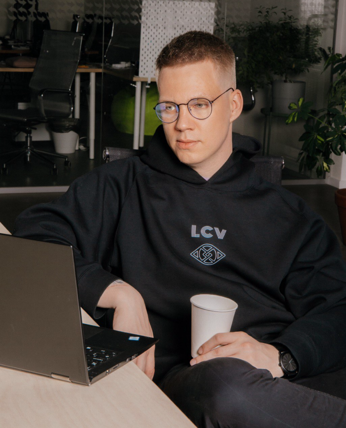 IC-Light
Нейронка отлично справляется с настройкой освещения. Кто знает как сложно в фотошопе матчить освещение двух фоток, тот поймет, на сколько это крутая фича | Сетка — социальная сеть от hh.ru