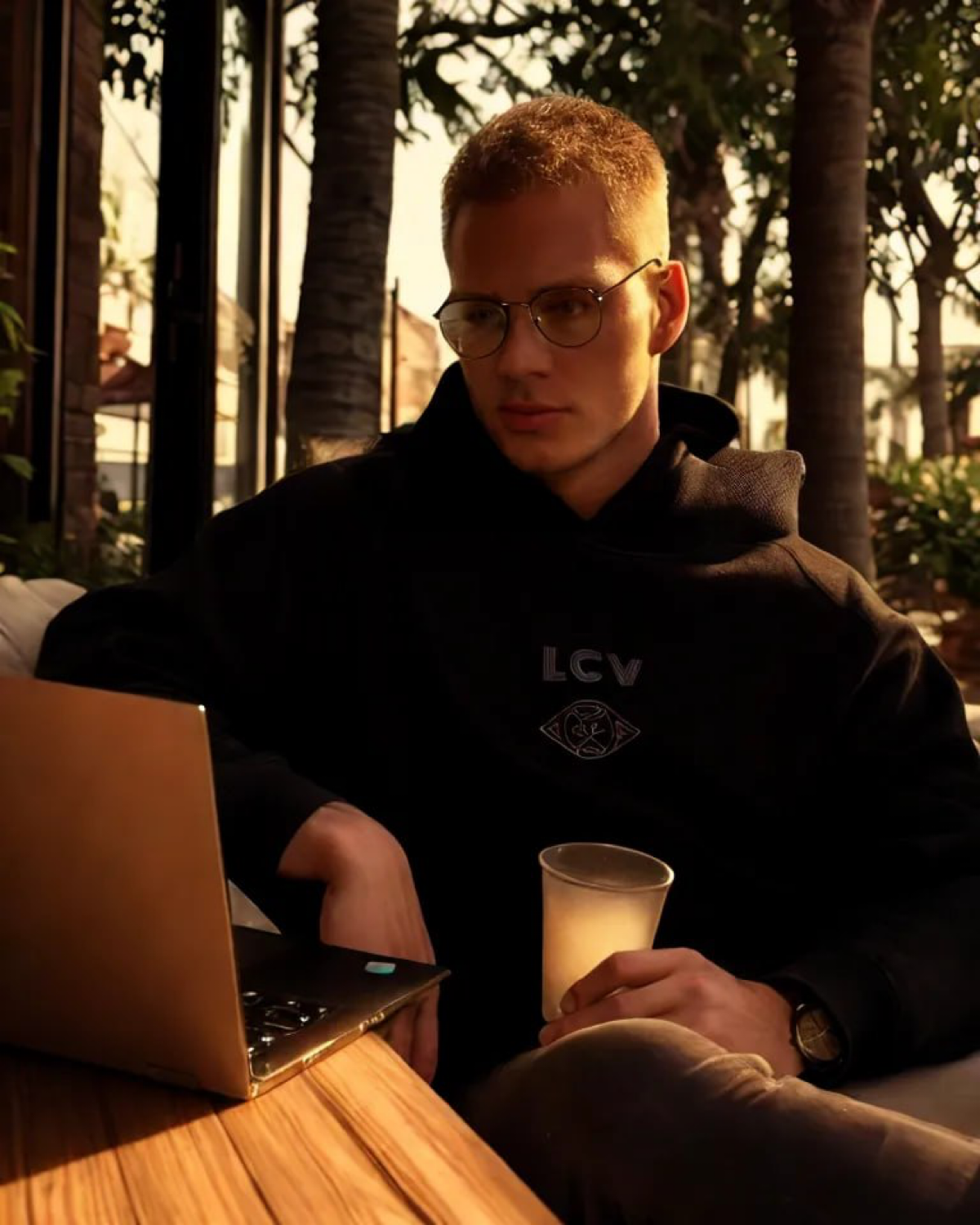 IC-Light
Нейронка отлично справляется с настройкой освещения. Кто знает как сложно в фотошопе матчить освещение двух фоток, тот поймет, на сколько это крутая фича | Сетка — социальная сеть от hh.ru