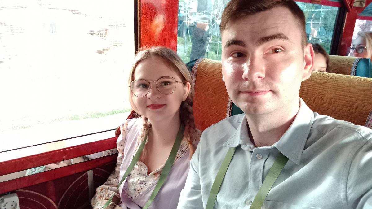 💻🎨 5 причин, почему жить с женой-диджитал иллюстратором - это вызов для веб-разработчика! 🎨💻
Цветовая палитра - враг номер один!
Кажется, я нашел идеальный синий для фона сайта | Сетка — социальная сеть от hh.ru