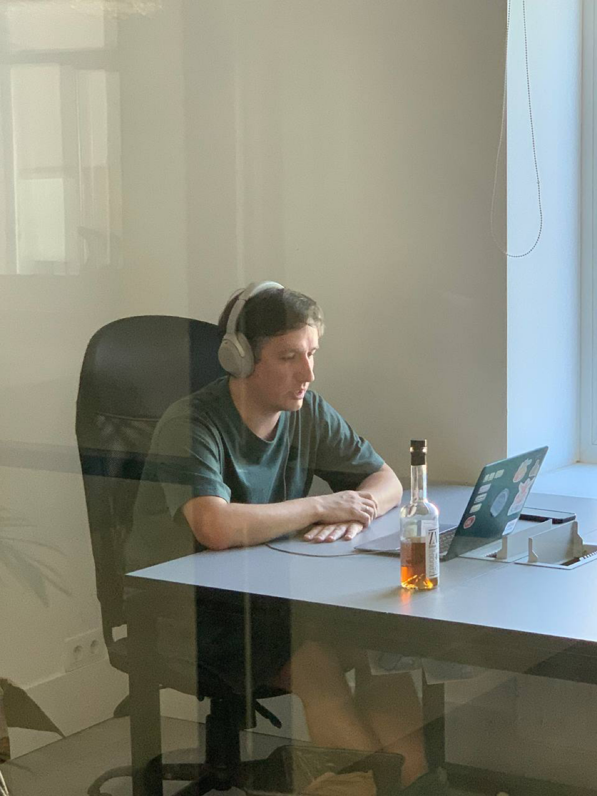 Когда мы говорим про идеальное рабочее место, я всегда думаю про максимально кайфовый стол, на котором хочется лежать, сидеть, есть, пить, работать и делать все что хочешь | Сетка — социальная сеть от hh.ru