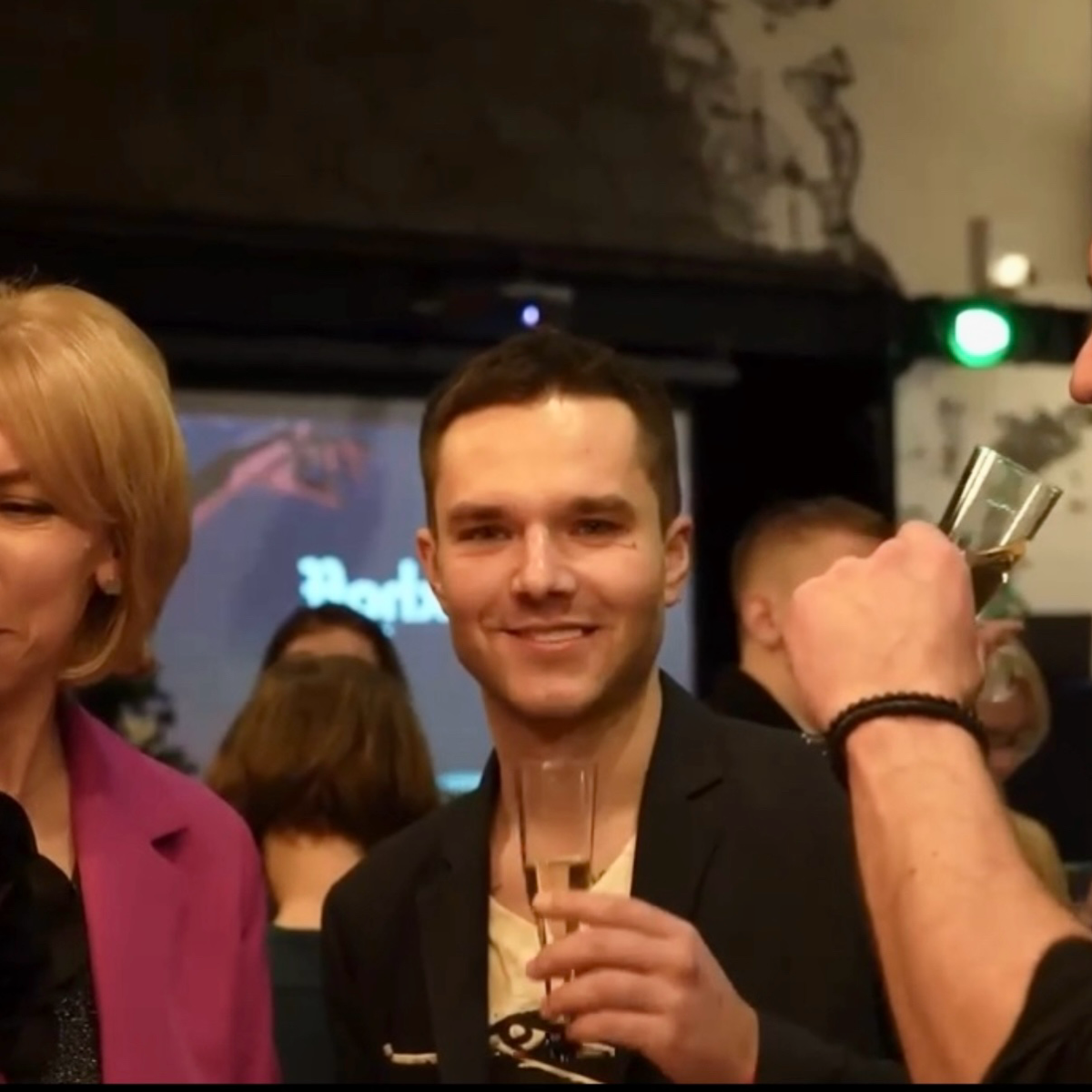 Привет, Сетка! 
Меня зовут Василий, я HR c 11-летним опытом работы в российском и международном бизнесе, преимущественно в консалтинге - PwC, BDO, Strategy Partners, X5, YADRO | Сетка — социальная сеть от hh.ru