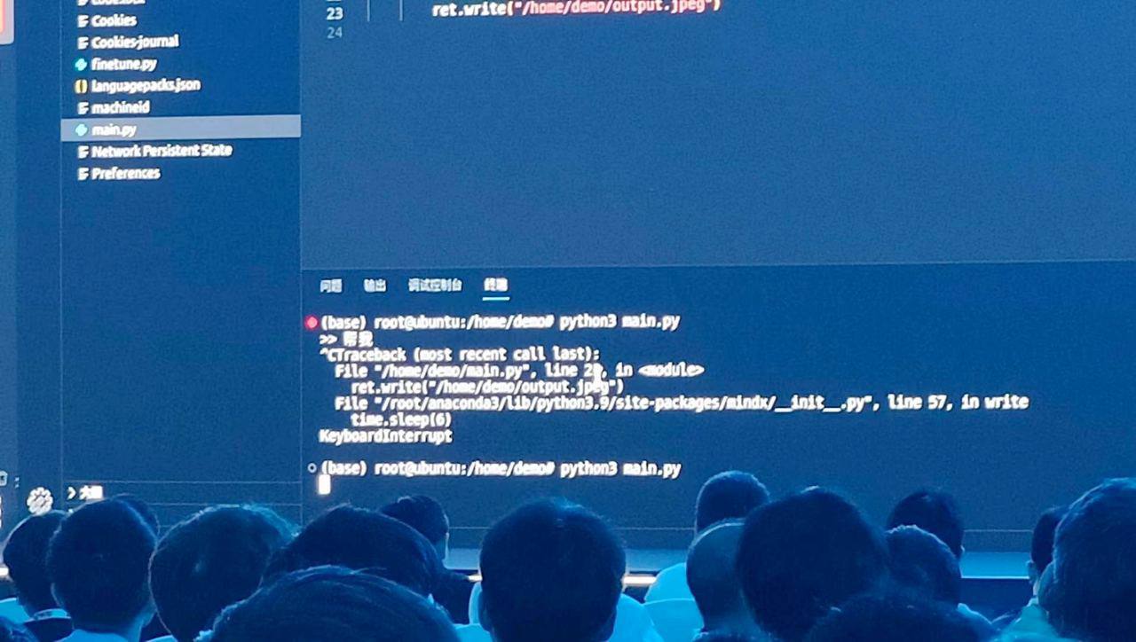 Факап дня: Huawei презентовал свою нейросеть для генерации картинок, но кто-то из сотрудников сломал красивый спектакль.
На экране появился код, где можно заменить функцию time.sleep(6) | Сетка — социальная сеть от hh.ru