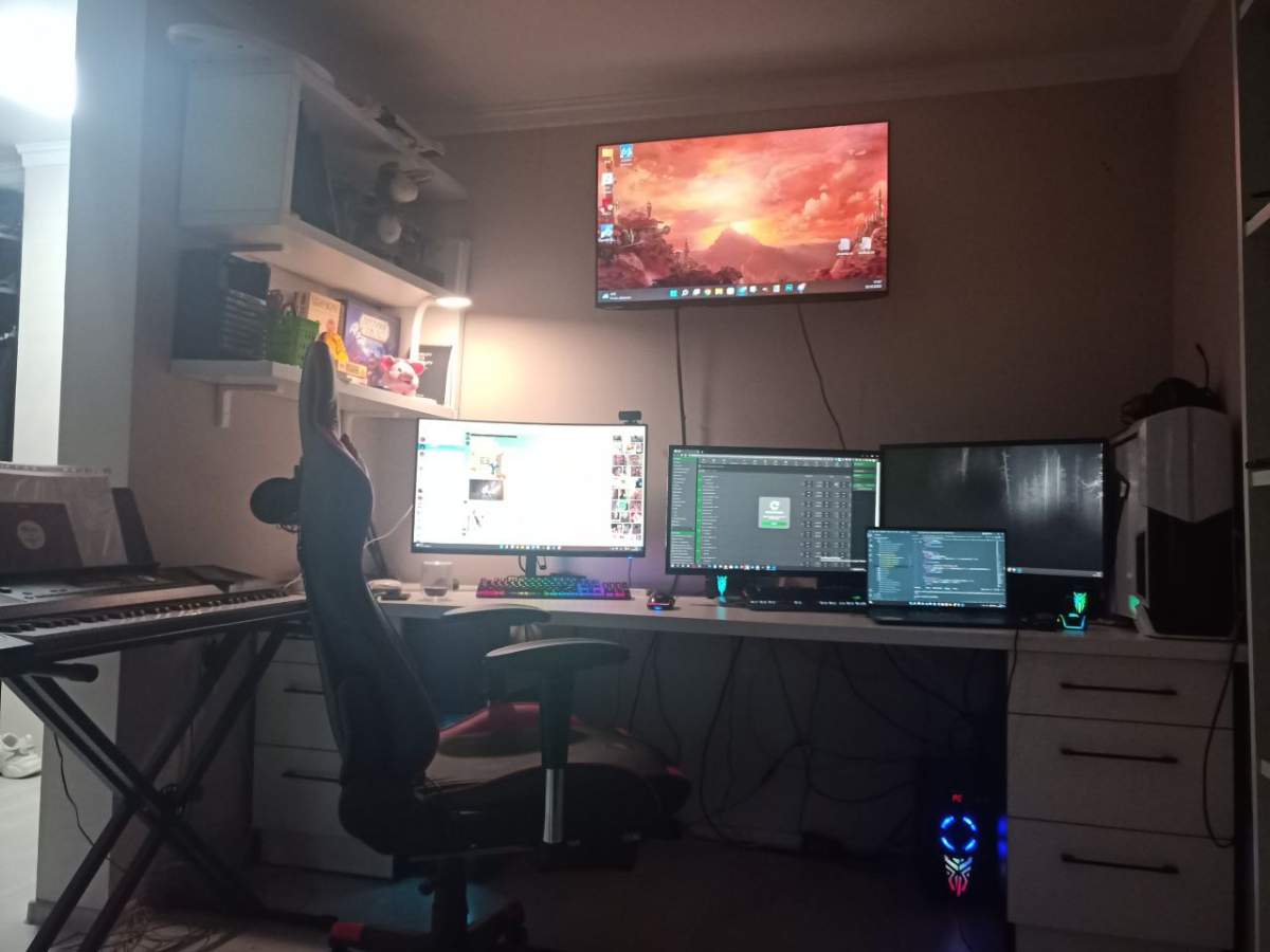 Здарова. Я Сергей - фронтендер и немного фуллстек. Люблю Vue, но заставляли писать на реакте, поэтому "Зак-зак, вождь, как скаааажешь" | Сетка — социальная сеть от hh.ru