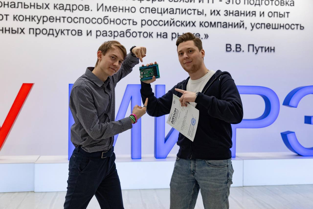 А наши ещё один хак затащили!
Буквально сегодня завершился IT Academy Hack 2024 от компании Samsung, партнёра нашего Университета | Сетка — социальная сеть от hh.ru