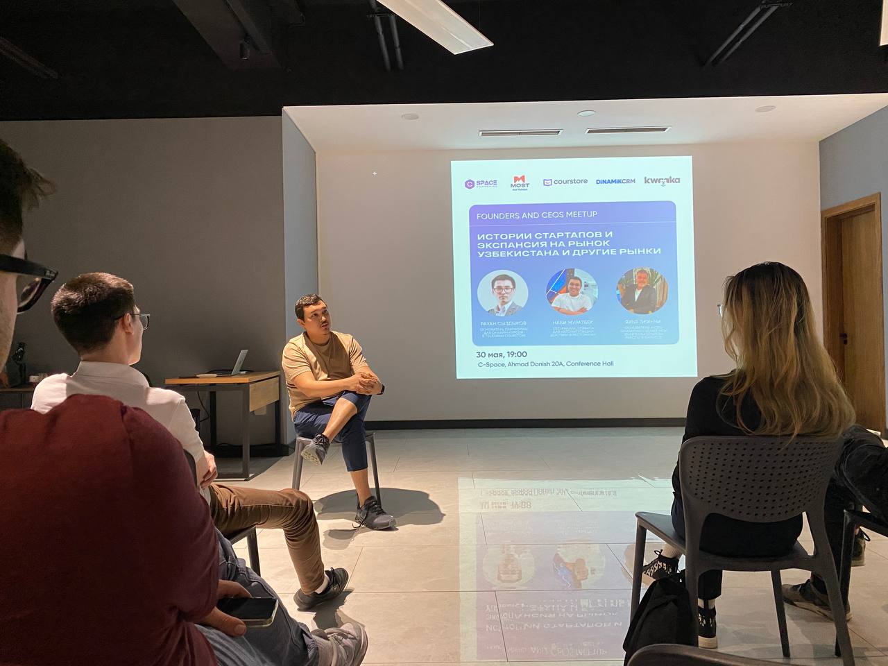 Сегодня была интересная встреча с основателями проектов Kwaaka, Courstore и DominikCRM, довольно интересными казахскими и турецким проектами.
О некоторых из них расскажу подробнее чуть позже.
P.S | Сетка — социальная сеть от hh.ru