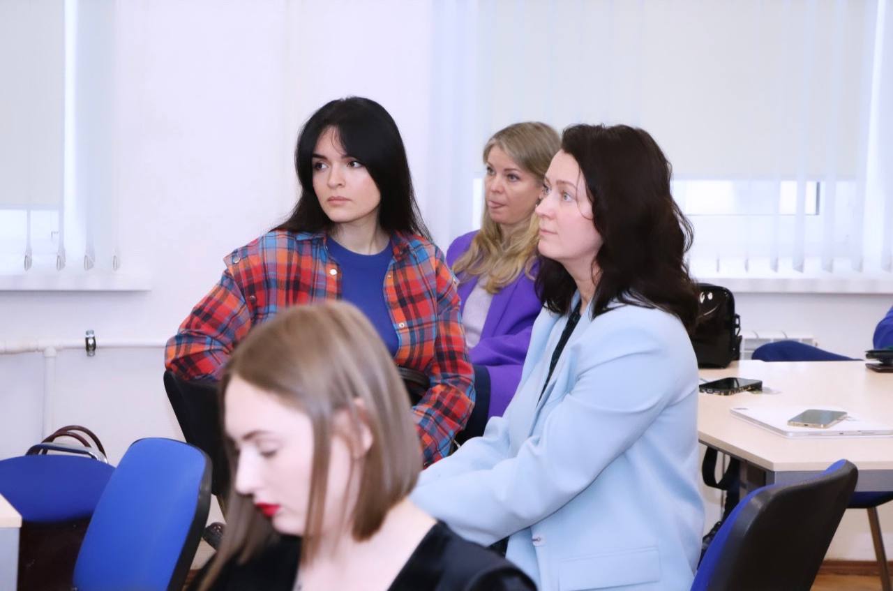 #ПодумайОбДругого
💬Звучит странно, но очень помогает
💬Когда я сама нахожусь у мыслительном тупике, я говорю себе - Подумай об другого, найдешь путь решения!
Я часто вижу, как руководители думают в оди... | Сетка — социальная сеть от hh.ru