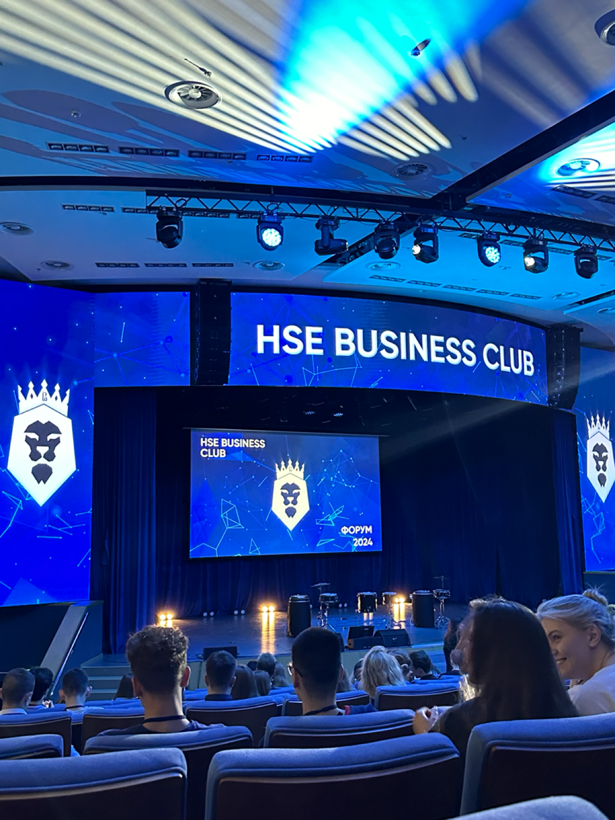 Была сегодня на форуме HSE BUSINNESS CLUB и хочу сказать, что это было очень круто!
Интересные сникеры, даже если вы в найме - откликается 🤟🏻✨ | Сетка — социальная сеть от hh.ru