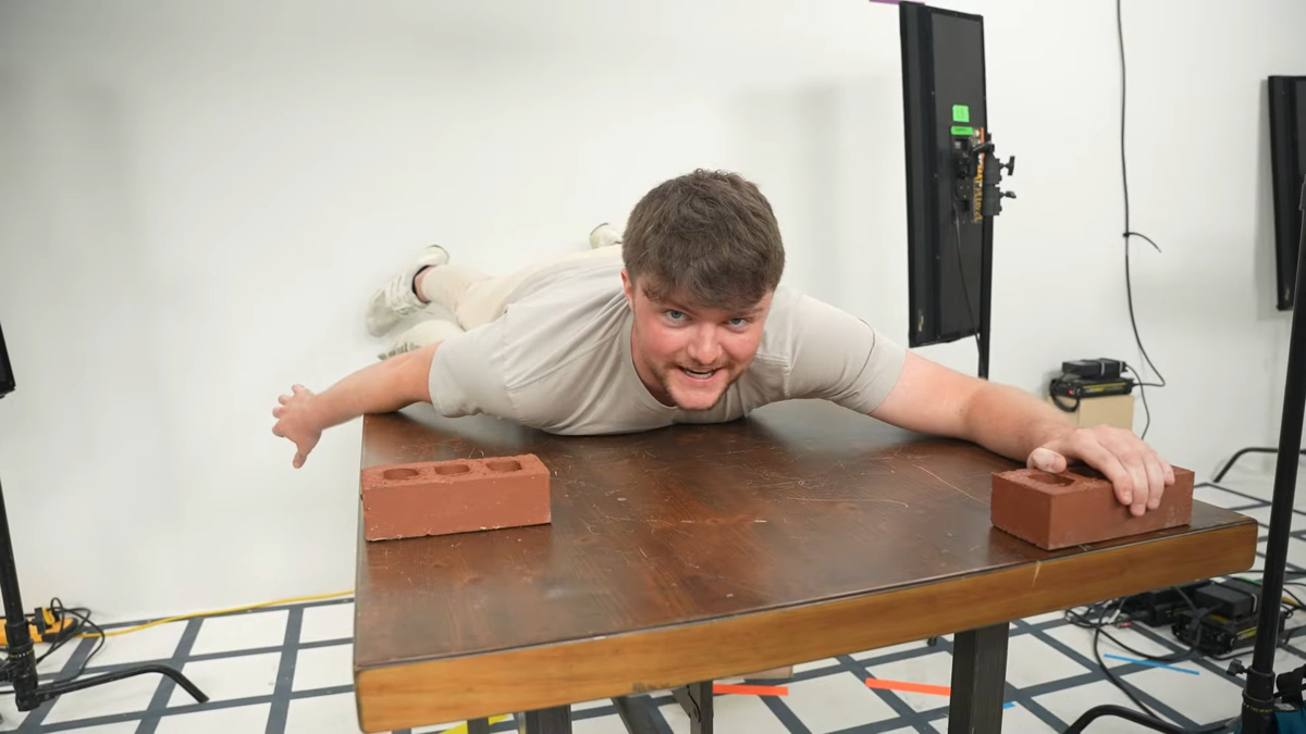 MrBeast показал одну из своих четырех (!) студий для создания тамбнейлов и рассказал подробнее о процессе производства | Сетка — социальная сеть от hh.ru