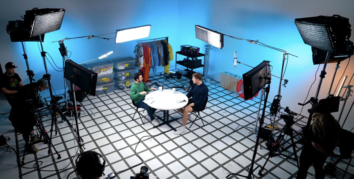 MrBeast показал одну из своих четырех (!) студий для создания тамбнейлов и рассказал подробнее о процессе производства | Сетка — социальная сеть от hh.ru