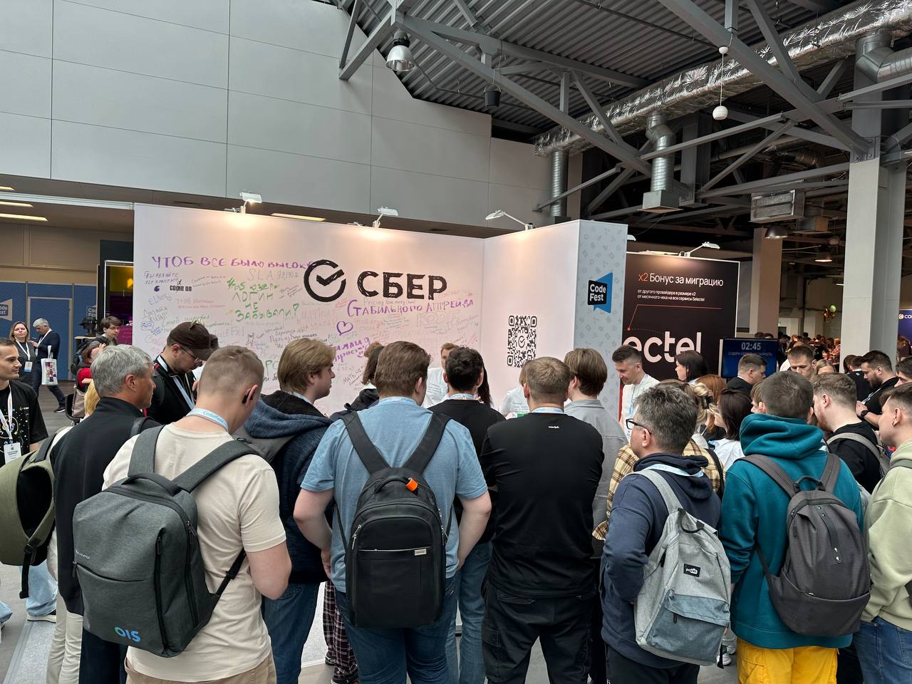 Конференции и стенды компаний
За последние несколько лет стенды компаний из коммуникационной платформы между компанией и комьюнити превратились в лутовые | Сетка — социальная сеть от hh.ru