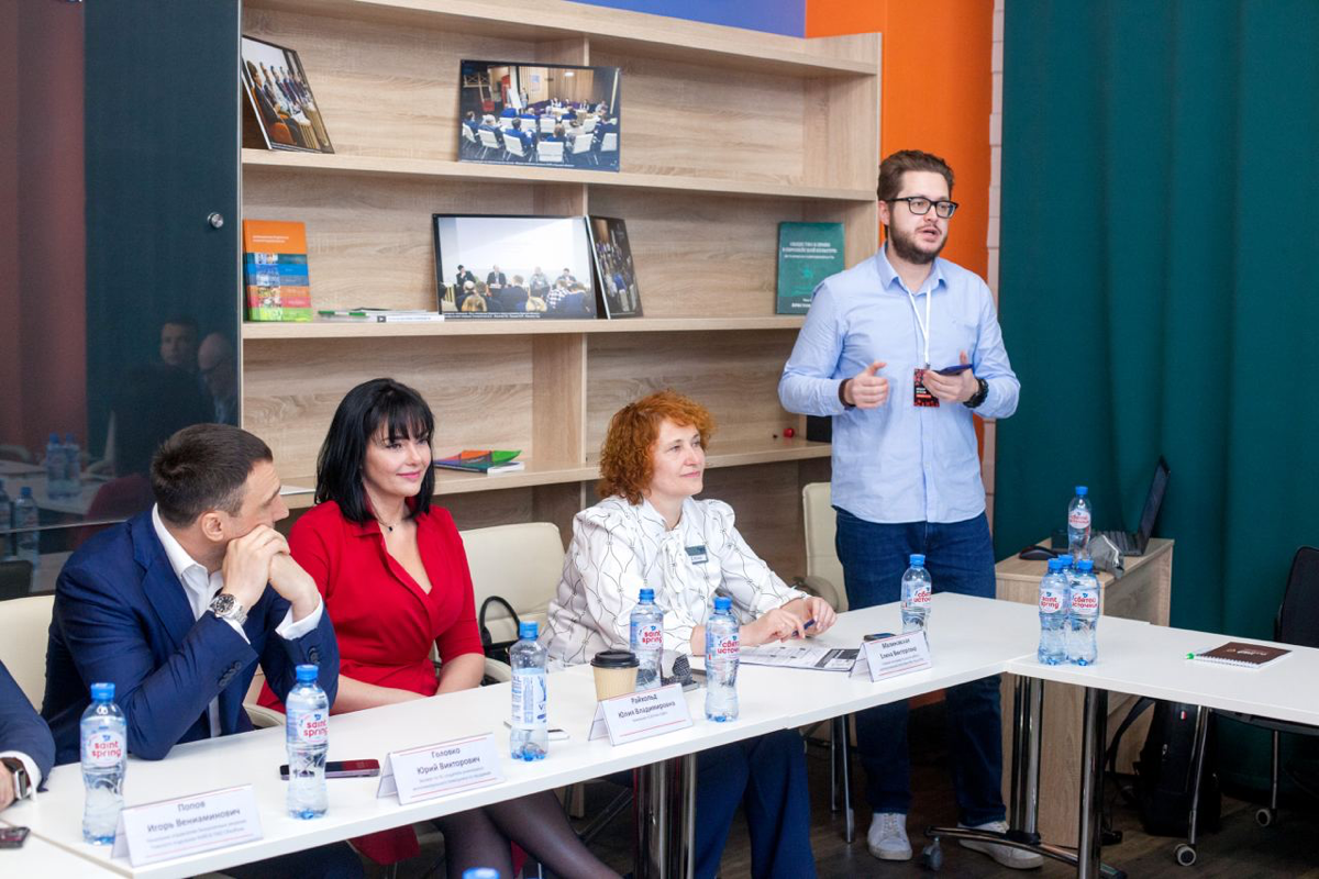 Нереально активный спикерский май 🤯
Но от того и интересный, потому что люди-нетворкинг-любимаясфера-новыегорода-организаторы-объятия-смех и вот это вот всё в небольшое количество дней после майских:
... | Сетка — социальная сеть от hh.ru