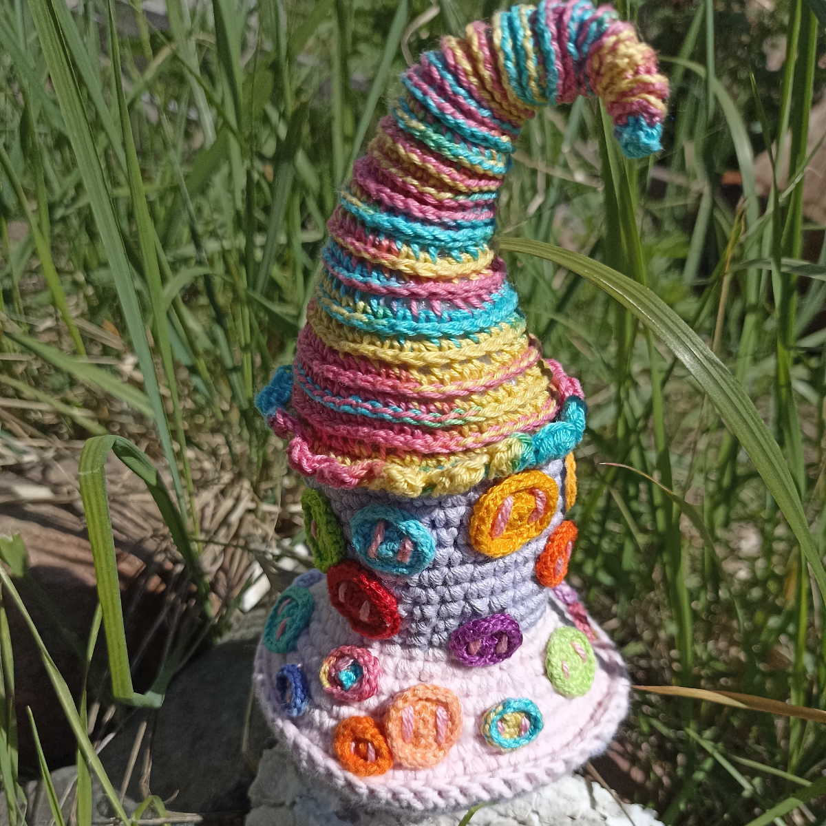 Пуговичный домик — это авторская ручная работа.
Украшен вязаными пуговицами.
Диаметр основания 9 см.
Высота 15 см.
Материалы: хлопковая пряжа, синтепух | Сетка — социальная сеть от hh.ru