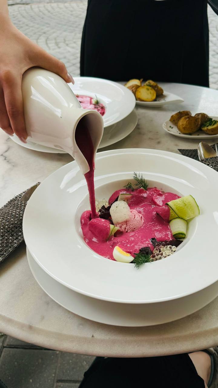 В Вильнюсе на днях отпраздновали День Хлодника — праздник, когда все едят холодный свекольный суп и носят розовое.
Вильнюс — столица Барбиленда!
🍕зумеры любят пиццу? | Сетка — социальная сеть от hh.ru