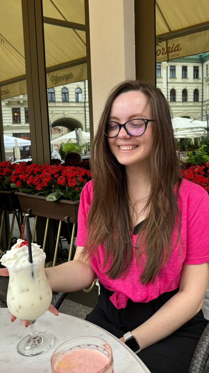 В Вильнюсе на днях отпраздновали День Хлодника — праздник, когда все едят холодный свекольный суп и носят розовое.
Вильнюс — столица Барбиленда!
🍕зумеры любят пиццу? | Сетка — социальная сеть от hh.ru