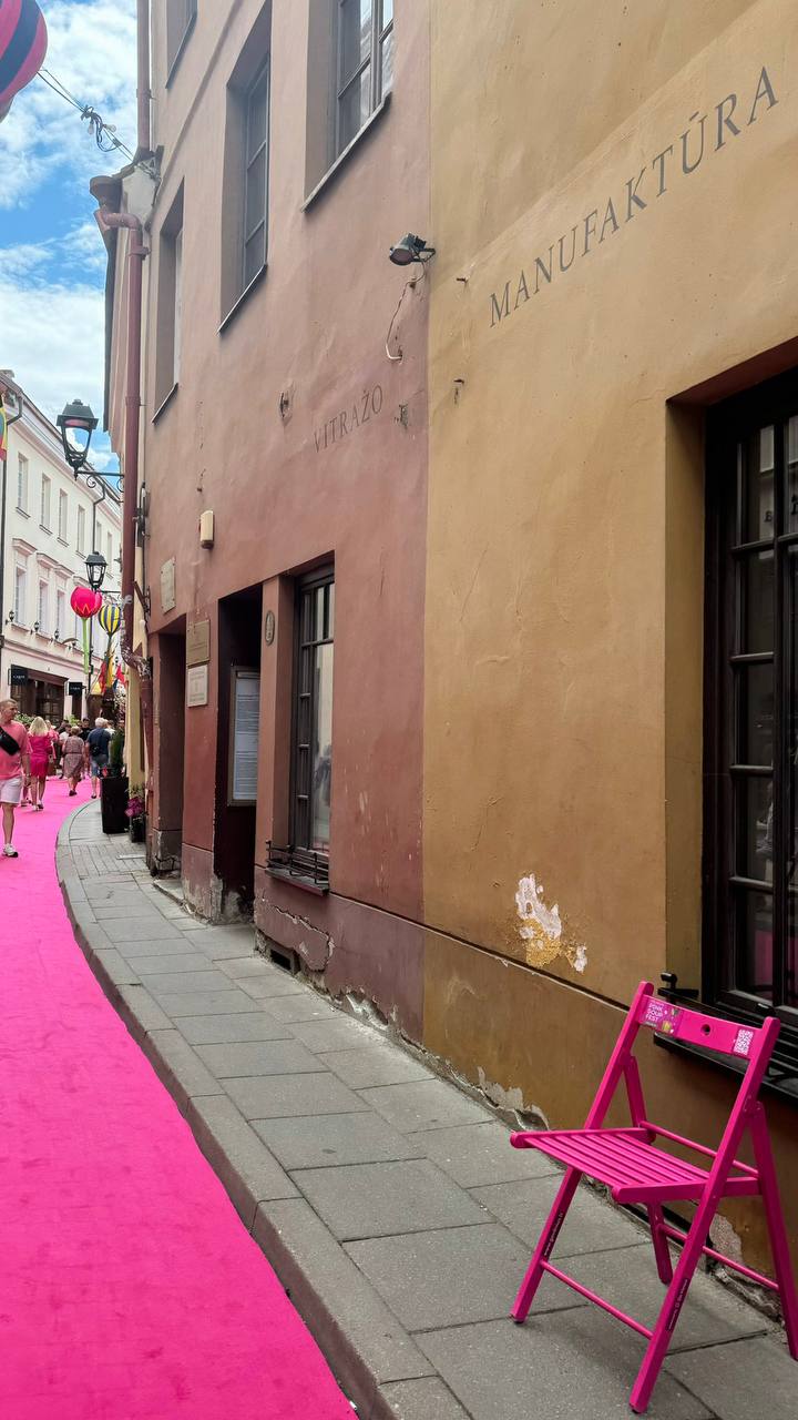 В Вильнюсе на днях отпраздновали День Хлодника — праздник, когда все едят холодный свекольный суп и носят розовое.
Вильнюс — столица Барбиленда!
🍕зумеры любят пиццу? | Сетка — социальная сеть от hh.ru