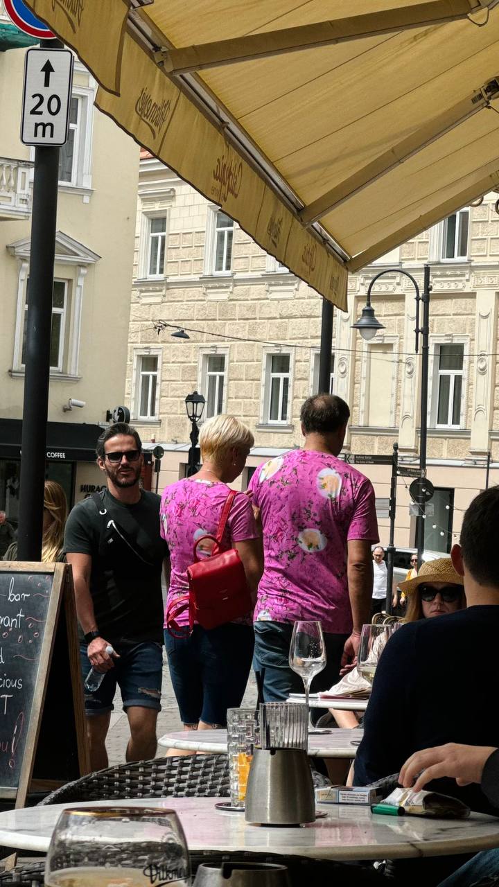 В Вильнюсе на днях отпраздновали День Хлодника — праздник, когда все едят холодный свекольный суп и носят розовое.
Вильнюс — столица Барбиленда!
🍕зумеры любят пиццу? | Сетка — социальная сеть от hh.ru