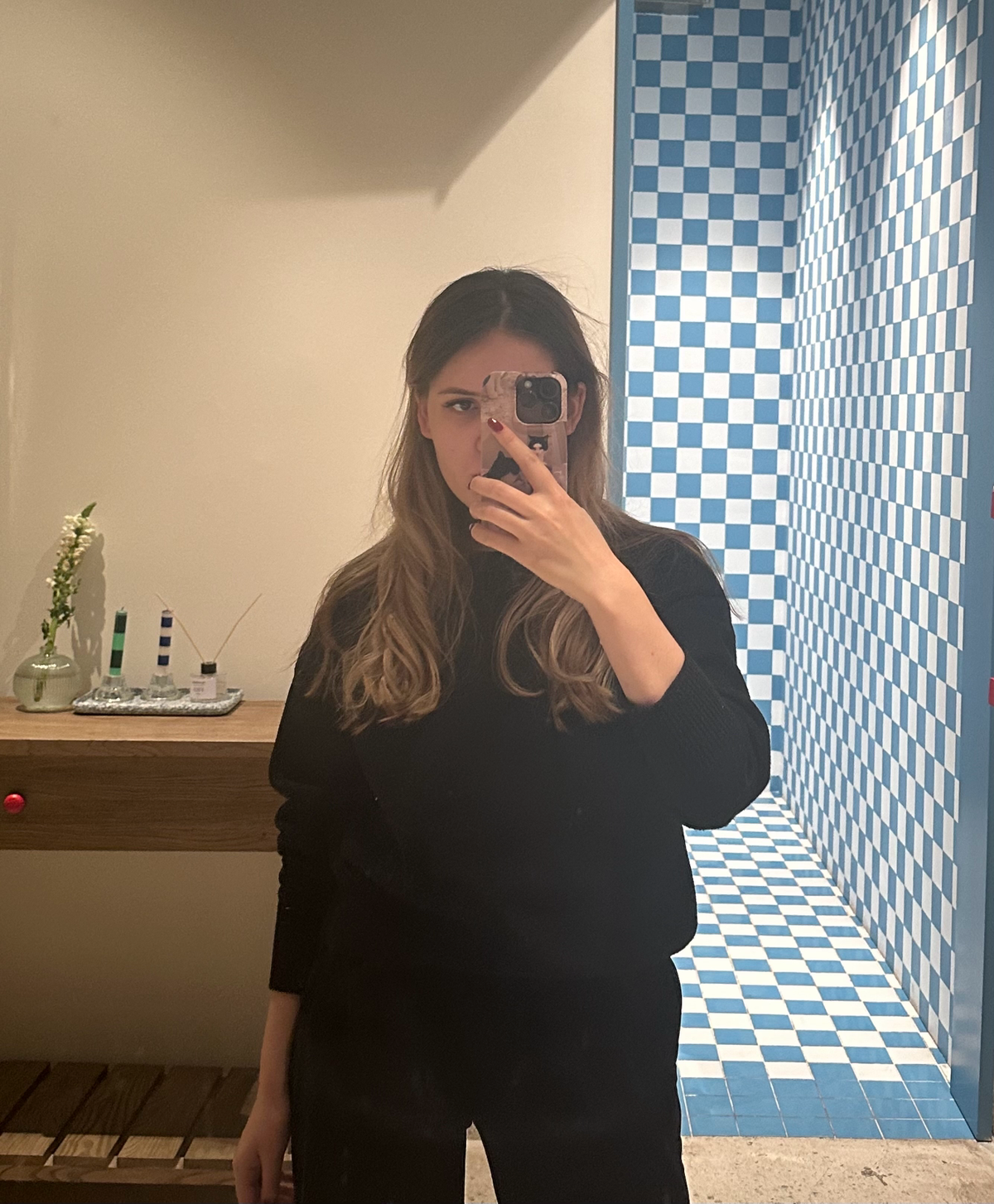 Начинать лучше со знакомства.
Привет 👋🏻 Я Жанна. Сейчас, как Growth Lead, я занимаюсь ростом продуктов и денежек с них соответственно | Сетка — социальная сеть от hh.ru