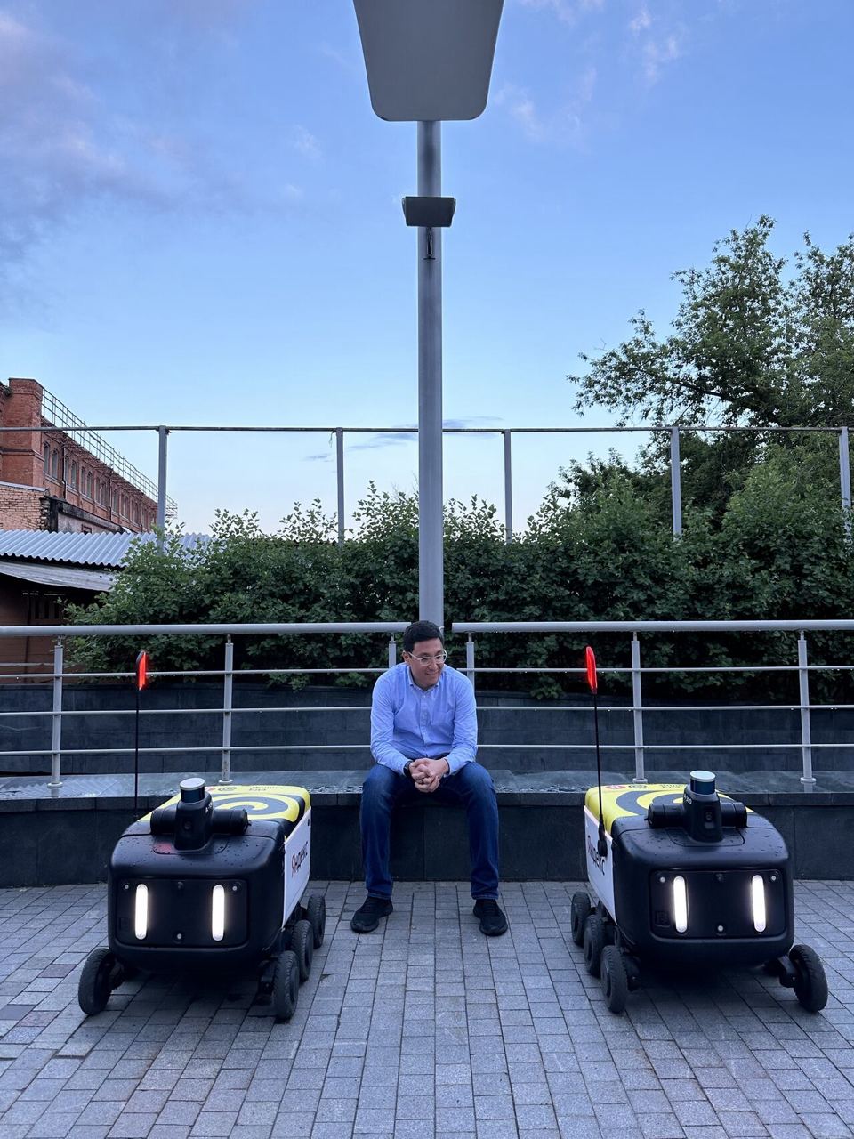 Директор по связям с государственными органами Яндекса, Сардор Кодыров, опубликовал у себя в LinkedIn фотографию роботов-доставщиков с подписью: "Покатаем в Ташкенте?"
Будем ждать роботов? Или по доро... | Сетка — социальная сеть от hh.ru