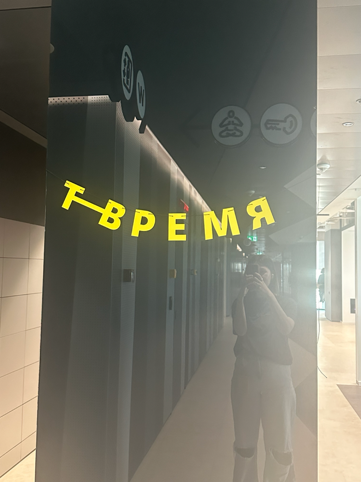 Рабочие чатики весь день разрывались от Т-мемов, а DAU одного из моих продуктов (блога) соревновался с месячными показателями по трафику | Сетка — социальная сеть от hh.ru