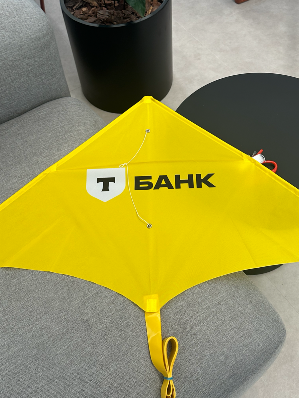 Рабочие чатики весь день разрывались от Т-мемов, а DAU одного из моих продуктов (блога) соревновался с месячными показателями по трафику | Сетка — социальная сеть от hh.ru