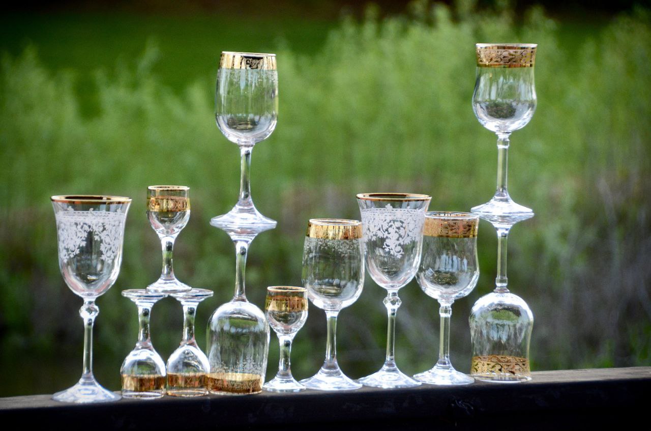 Завершим эту дилогию с блеском! На очереди — бокалы с позолоченным краем из дома Дэбби 🌟🥂
Простой поиск этого предмета не дал результата, поэтому я расскажу о аналогичной посуде, распространённой в по... | Сетка — социальная сеть от hh.ru