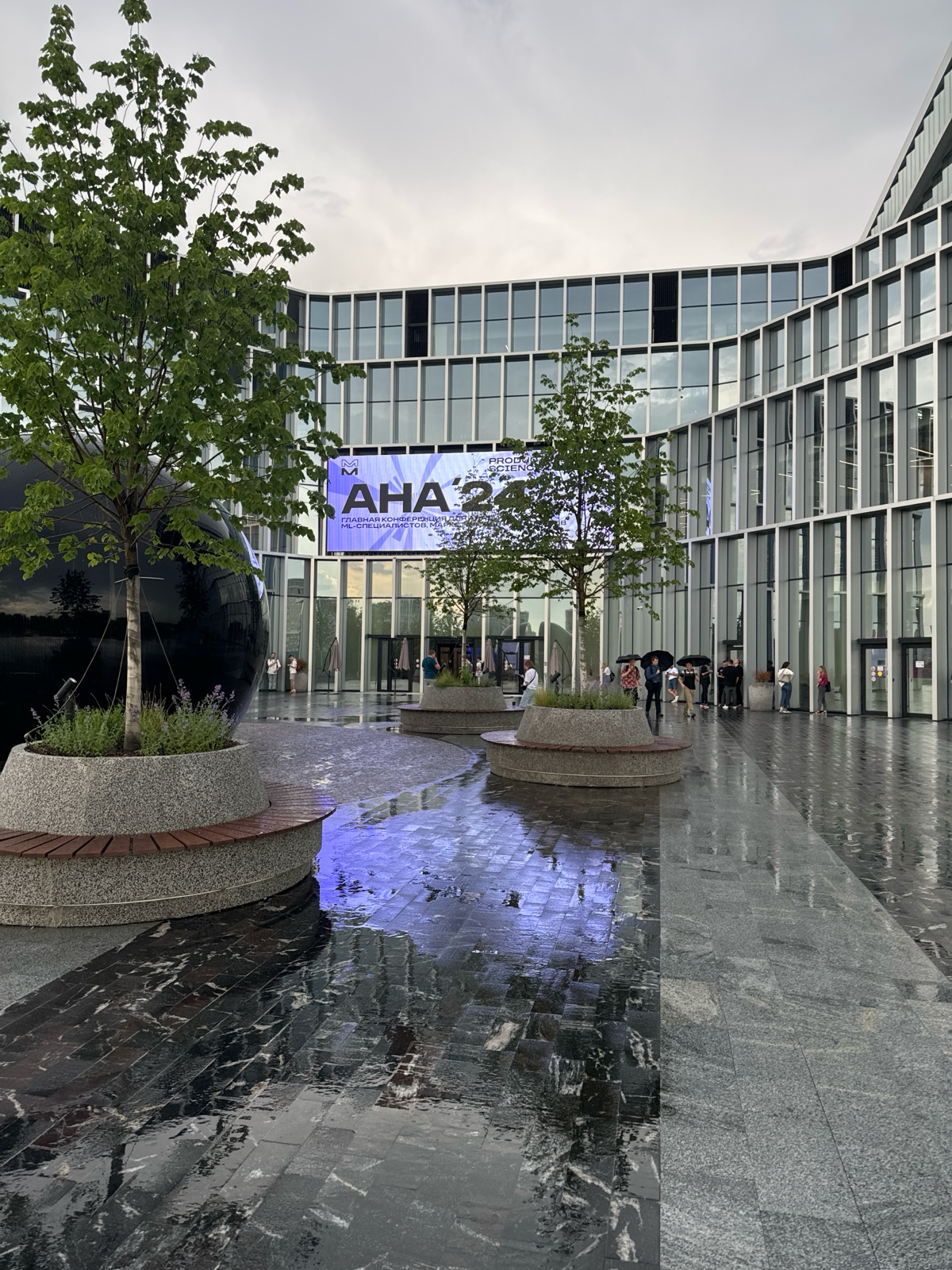 Почему бы не Сетка и Aha 24? 🖤💜
Аха - впервые в моей жизни 🖤
Сетка - очень стильный стенд и крутое приложение 💜 | Сетка — социальная сеть от hh.ru
