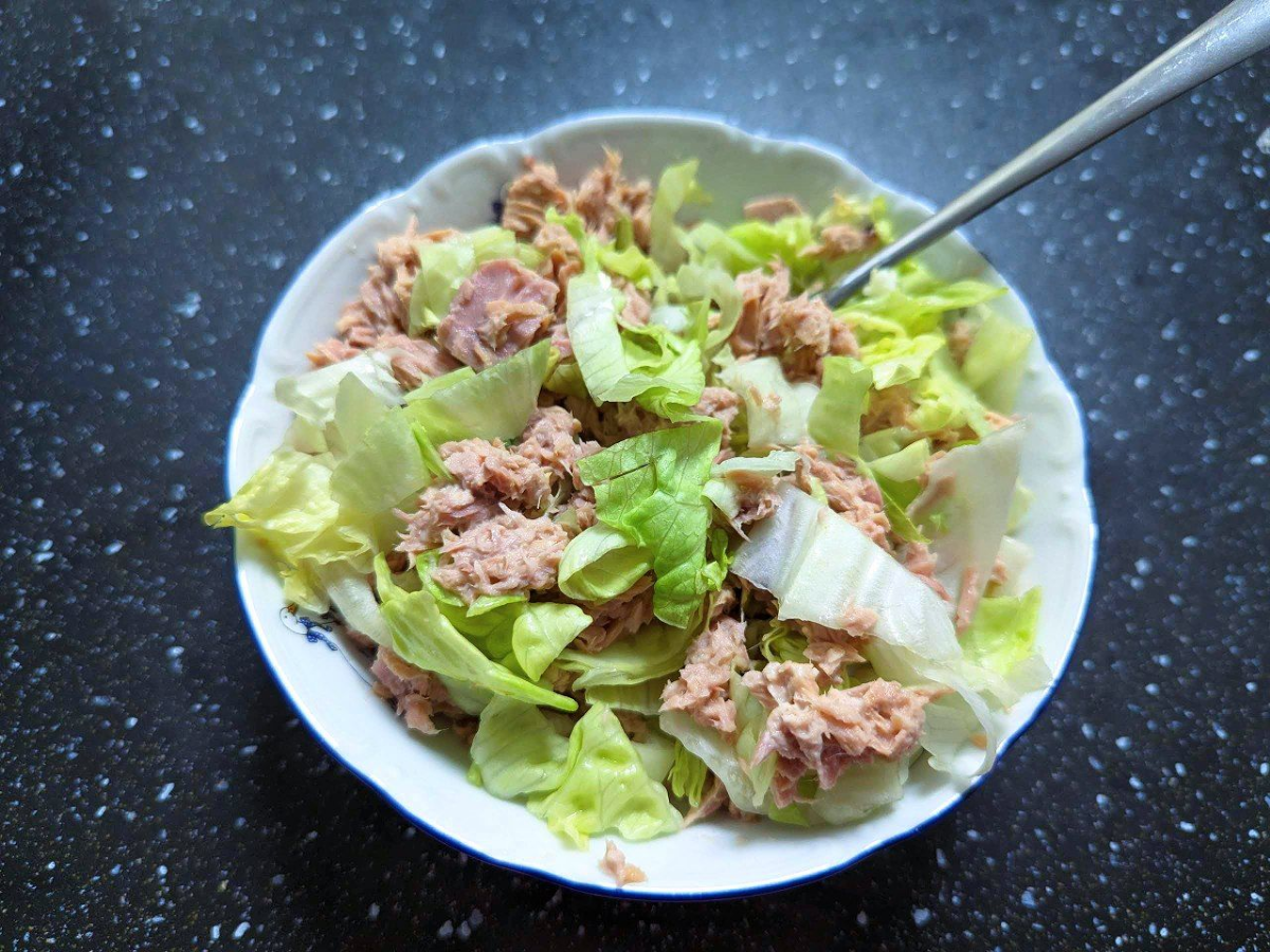 Внезапный перекус. 
Тунец, салат, внизу кукуруза.
#еда #покушодь | Сетка — социальная сеть от hh.ru