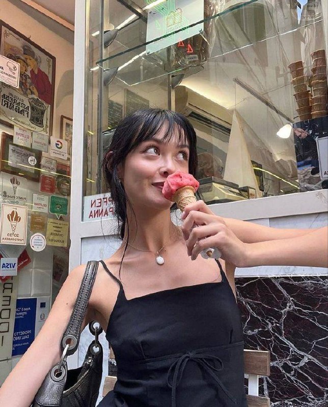 Скоро лето! А это значит нужно успеть сделать красивые фоточки в отпуске🌷✨
Вот несколько идей для летних фотографий:
🌸Фото с цветами: соберите букет полевых цветов и сделайте фото | Сетка — социальная сеть от hh.ru