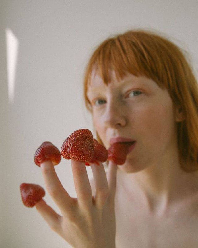 Скоро лето! А это значит нужно успеть сделать красивые фоточки в отпуске🌷✨
Вот несколько идей для летних фотографий:
🌸Фото с цветами: соберите букет полевых цветов и сделайте фото | Сетка — социальная сеть от hh.ru