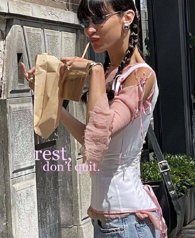 Бантики и стиль «coquette» — главные тренды 2024 года🎀🩰
В этом году бантики захватили мир моды и стали неотъемлемой частью гардероба многих девушек | Сетка — социальная сеть от hh.ru