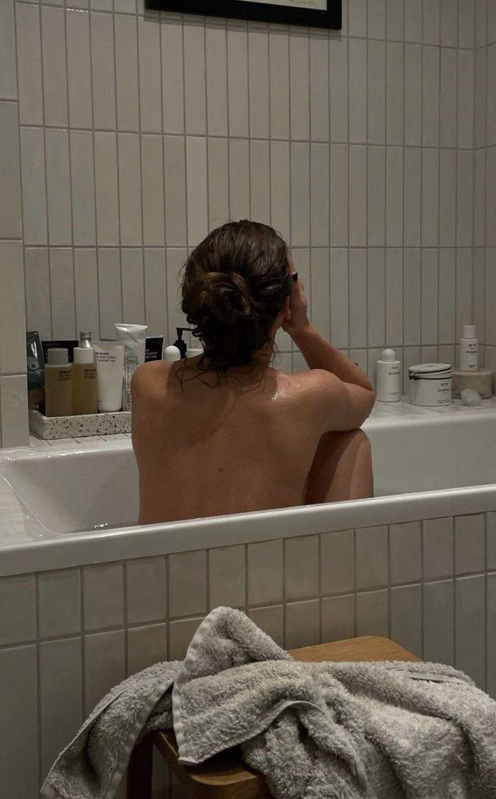 Все мы любим красивые и эстетичные фотографии, которые наполняют нашу жизнь яркими красками! И хотите удивительную новость? Создать такие шедевры можно даже не выходя из дома! 🧺✨
Играйтесь с тенями, с... | Сетка — социальная сеть от hh.ru
