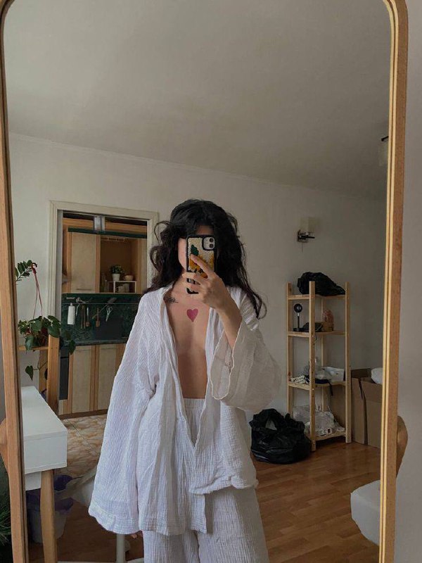 Все мы любим красивые и эстетичные фотографии, которые наполняют нашу жизнь яркими красками! И хотите удивительную новость? Создать такие шедевры можно даже не выходя из дома! 🧺✨
Играйтесь с тенями, с... | Сетка — социальная сеть от hh.ru