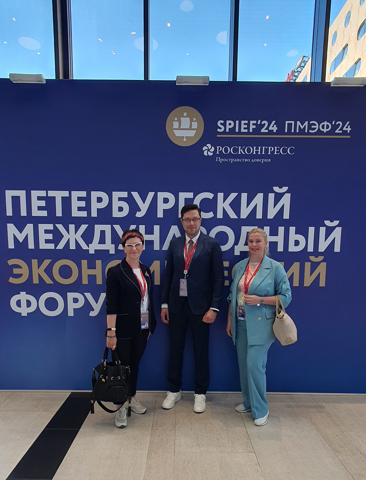 Из рубрики #буднипиарщика
З дня на Питерском  международном экономическом форуме 2024 в составе делегации НМИЦ ТПМ.
Много перемещений, контактов, информации.. | Сетка — социальная сеть от hh.ru