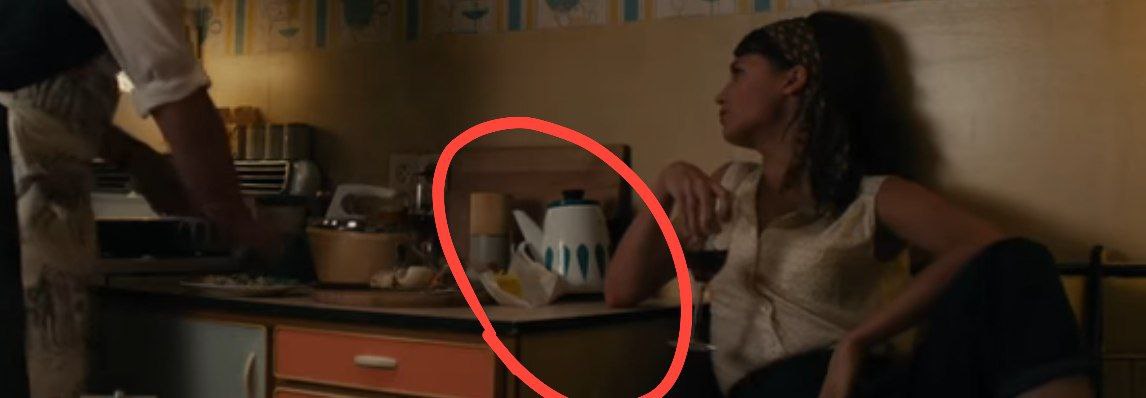 Хоть АНКЛ и боевик про спецагентов, и тут есть место прекрасному в виде посуды 🫖
У Наполеона Соло на коспиративной квартире мы видим миленький чайник-кипятильник с принтом листочками | Сетка — социальная сеть от hh.ru