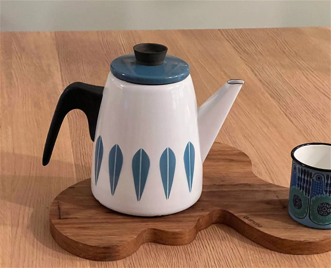 Хоть АНКЛ и боевик про спецагентов, и тут есть место прекрасному в виде посуды 🫖
У Наполеона Соло на коспиративной квартире мы видим миленький чайник-кипятильник с принтом листочками | Сетка — социальная сеть от hh.ru