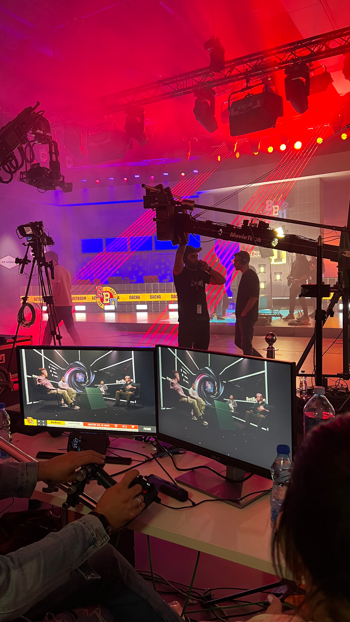 Всем привет 👋🏼 
Наверно настало время немного рассказать о себе и своих проектах ) 
Начну мягко , в мае посетила BetBoom Dacha по CS 2 
в Белграде , в роли продюсера  | Сетка — социальная сеть от hh.ru