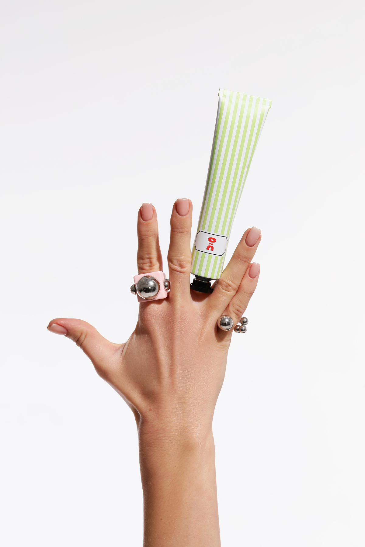 Киберспорт - это конечно удивительно, учитывая, что мне ближе съемки направления beauty и fashion 👌🏼
Вот, например, одна из съемок для косметического бренда Cha O Kao | Сетка — социальная сеть от hh.ru