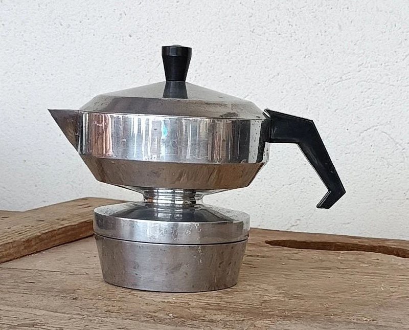 Непосредственно перед пытками главгадина сидит и попивает кофеек из гейзерной кофеварки | Сетка — социальная сеть от hh.ru