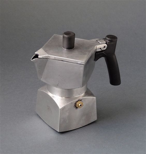 Непосредственно перед пытками главгадина сидит и попивает кофеек из гейзерной кофеварки | Сетка — социальная сеть от hh.ru