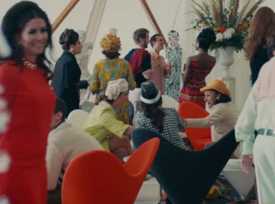 В сюжете фильма есть момент, ультра насыщенный красивущими костюмами — приём компании "Зло" на гонках | Сетка — социальная сеть от hh.ru