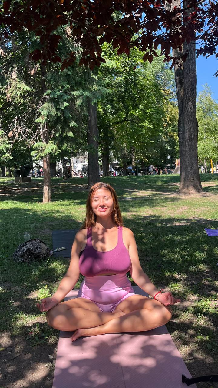 А мое утро уже традиционно началось с йоги 🧘 в парке 🫶
Для меня это заряд энергии и положительных эмоций! 
А какой ритуал помогает вам заряжаться на рабочий день? ☀️ | Сетка — социальная сеть от hh.ru