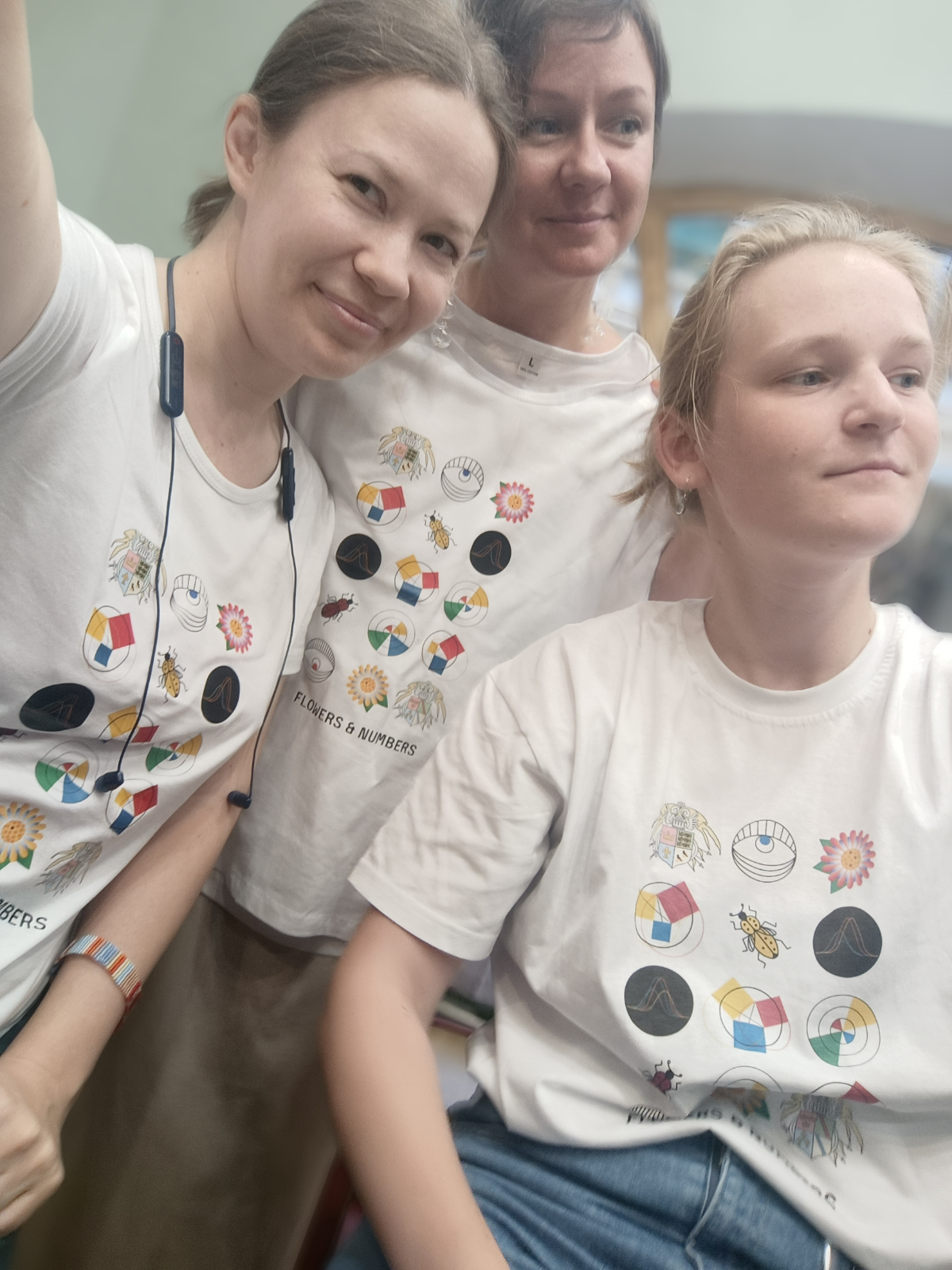 Вчера в Санкт-Петербурге проводили воркшоп по дата-арту! Работали с небольшими наборами данных и пытались визуализировать их в материальном виде, с помощью бумаги, ниток, проволоки и картона! Засидели... | Сетка — социальная сеть от hh.ru