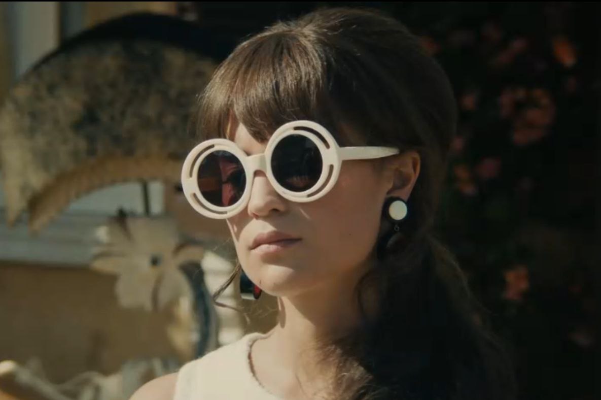 Габи носит прекрасные круглые очки, мне в начале показалось, что это Шанель, но это тоже новый масс-маркет бренд House of Holland, модель очков называется Annice | Сетка — социальная сеть от hh.ru