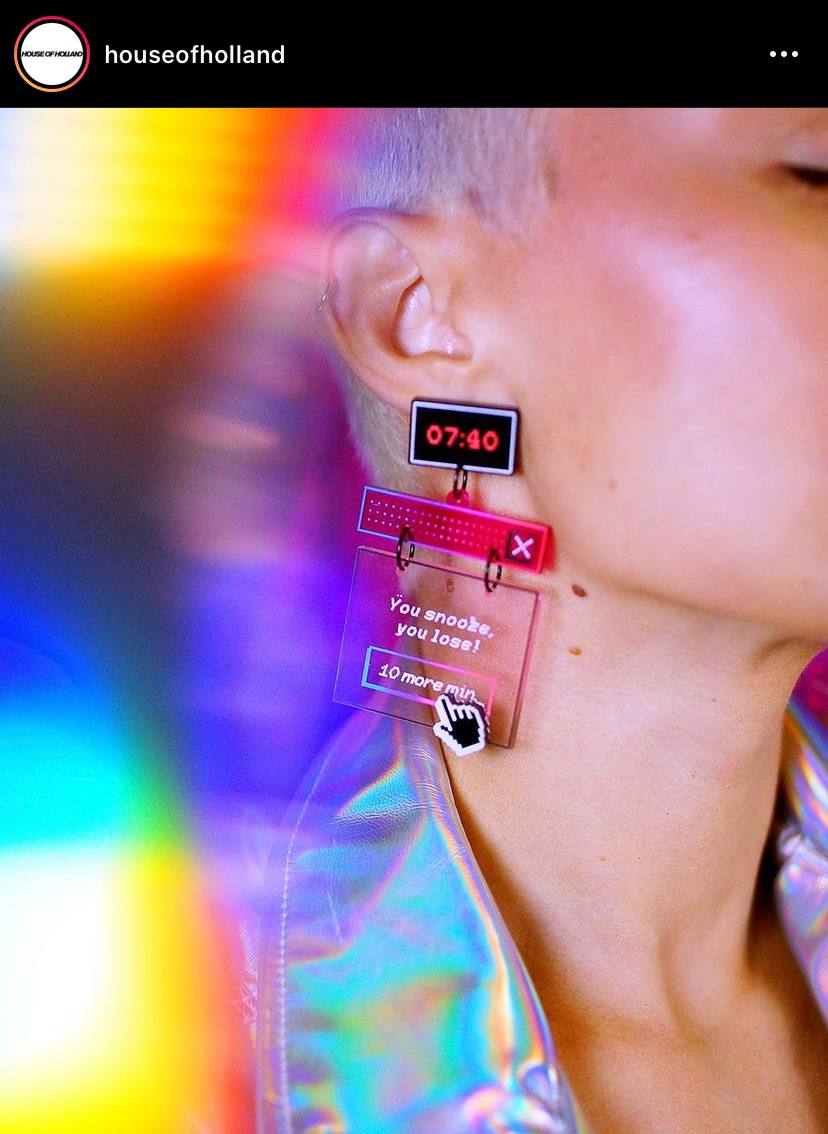 Проспал — проиграл
Мне срочно нужны эти сережки! Для мотивации :) 
А в целом забавный сюр: из кусков интерфейса, из знакомых #ux паттернов и очень точных юзеркейсов, прямо в сердечко 💜
#Каааеееф #заба... | Сетка — социальная сеть от hh.ru