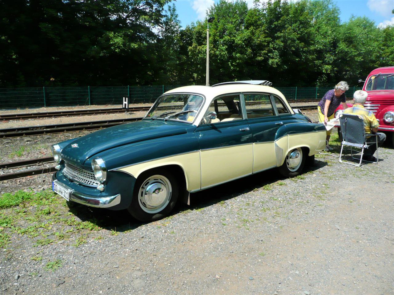 Снова заступаю на не самую известную мне тему автомобилей, но тут такой фильм, грех не рассказать о них 
Когда я увидела сцену погони, мне казалось, что Илья рассекает по Восточному Берлину на Запорож... | Сетка — социальная сеть от hh.ru