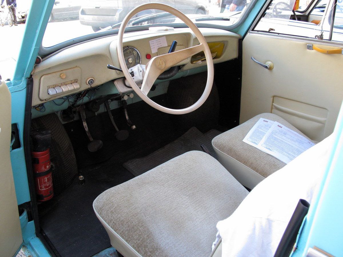 Снова заступаю на не самую известную мне тему автомобилей, но тут такой фильм, грех не рассказать о них 
Когда я увидела сцену погони, мне казалось, что Илья рассекает по Восточному Берлину на Запорож... | Сетка — социальная сеть от hh.ru