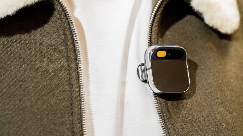 Довольно интересная ситуация складывается вокруг Humane Ai Pin. Если вдруг забыли что это, то это такая АІ-прищепка, которая должна была стать личным помощником | Сетка — социальная сеть от hh.ru