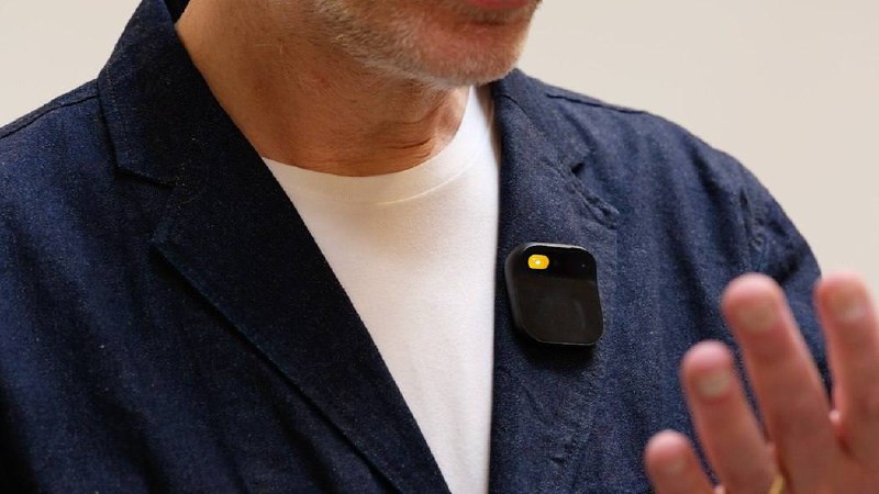 Довольно интересная ситуация складывается вокруг Humane Ai Pin. Если вдруг забыли что это, то это такая АІ-прищепка, которая должна была стать личным помощником | Сетка — социальная сеть от hh.ru