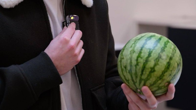 Довольно интересная ситуация складывается вокруг Humane Ai Pin. Если вдруг забыли что это, то это такая АІ-прищепка, которая должна была стать личным помощником | Сетка — социальная сеть от hh.ru
